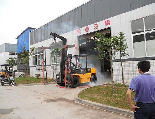 大噸位內(nèi)燃叉車為玻璃加工服務